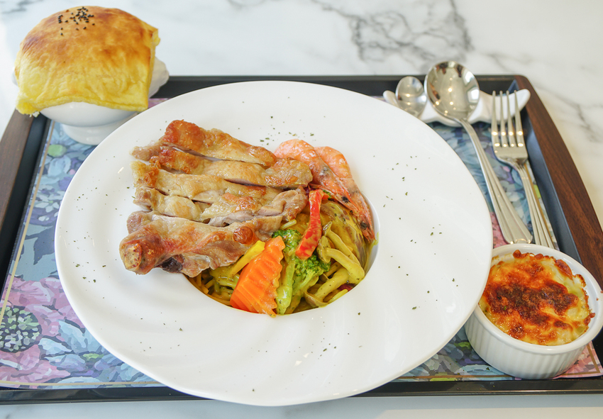 [高雄約會餐廳推薦]琴之森音樂交誼廣場-網美必來~純白貨櫃屋x水上鋼琴餐廳! - 美食好芃友