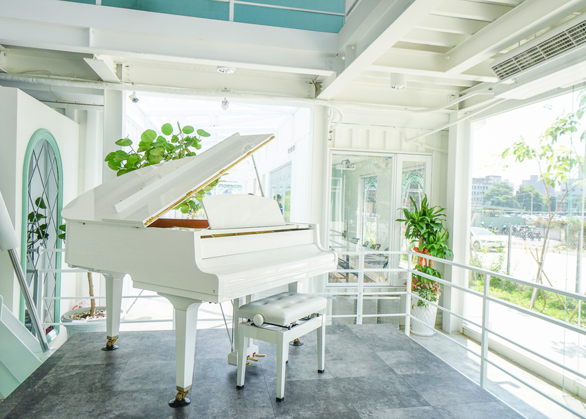 [高雄約會餐廳推薦]琴之森音樂交誼廣場-網美必來~純白貨櫃屋x水上鋼琴餐廳! - 美食好芃友