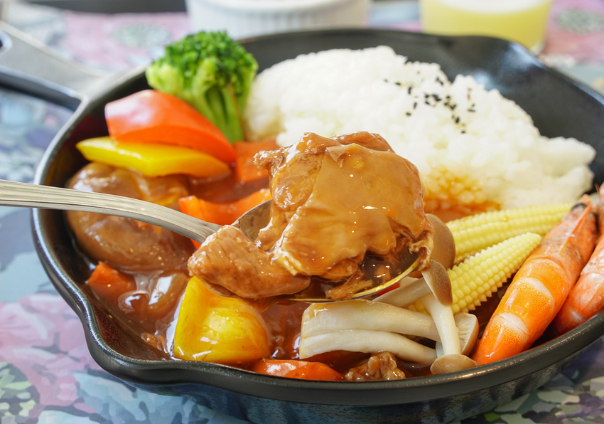 [高雄約會餐廳推薦]琴之森音樂交誼廣場-網美必來~純白貨櫃屋x水上鋼琴餐廳! - 美食好芃友