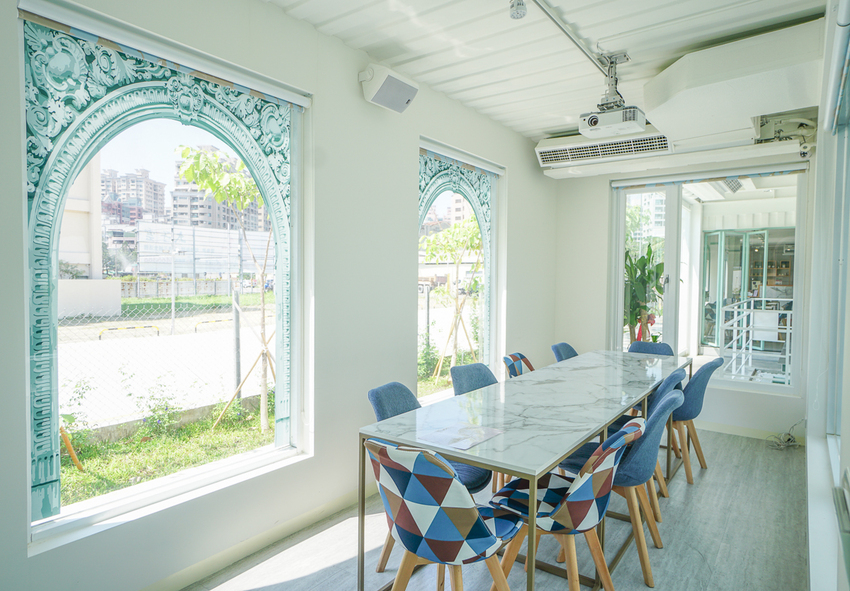 [高雄約會餐廳推薦]琴之森音樂交誼廣場-網美必來~純白貨櫃屋x水上鋼琴餐廳! - 美食好芃友