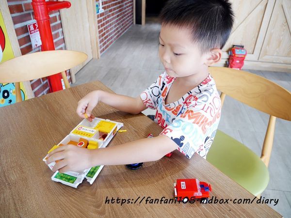 【台中住宿】圖樂文旅 文創旅店#插畫風格 #台中平價住宿 #台中親子住宿 #台中住宿推薦 #台中住宿商旅推薦 #平價住宿 #台中西屯區住宿 #逢甲夜市住宿 #免費停車 (28).JPG