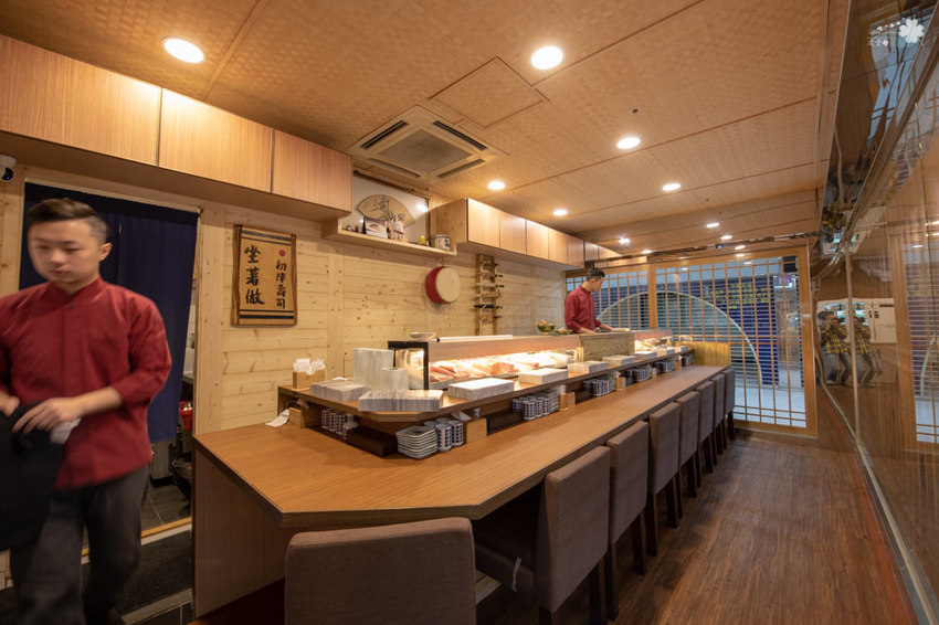 中壢美食推薦》坐著做。初陣壽司 - 高級的食材 平價的消費 隱身在影城內的日式料理 - 時空幻境 凌雲江海清