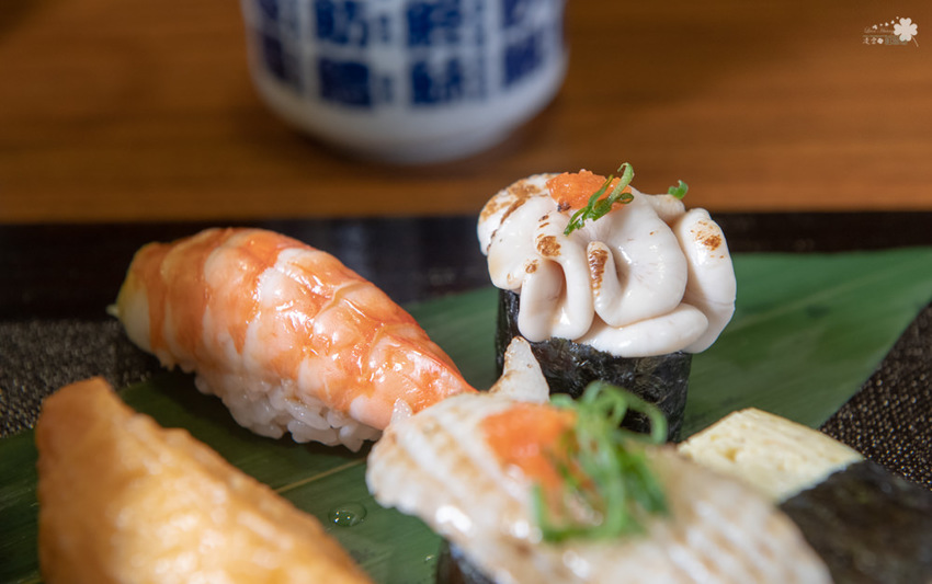 中壢美食推薦》坐著做。初陣壽司 - 高級的食材 平價的消費 隱身在影城內的日式料理 - 時空幻境 凌雲江海清