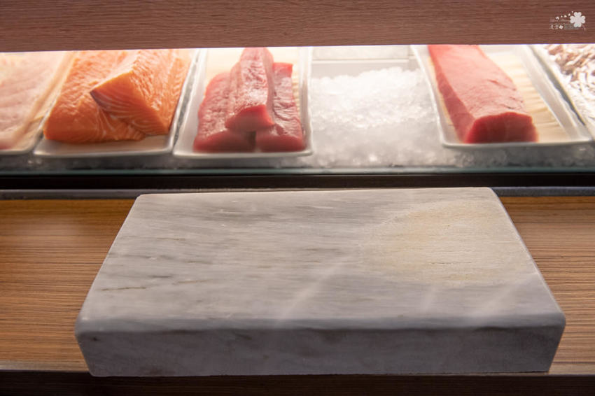 中壢美食推薦》坐著做。初陣壽司 - 高級的食材 平價的消費 隱身在影城內的日式料理 - 時空幻境 凌雲江海清