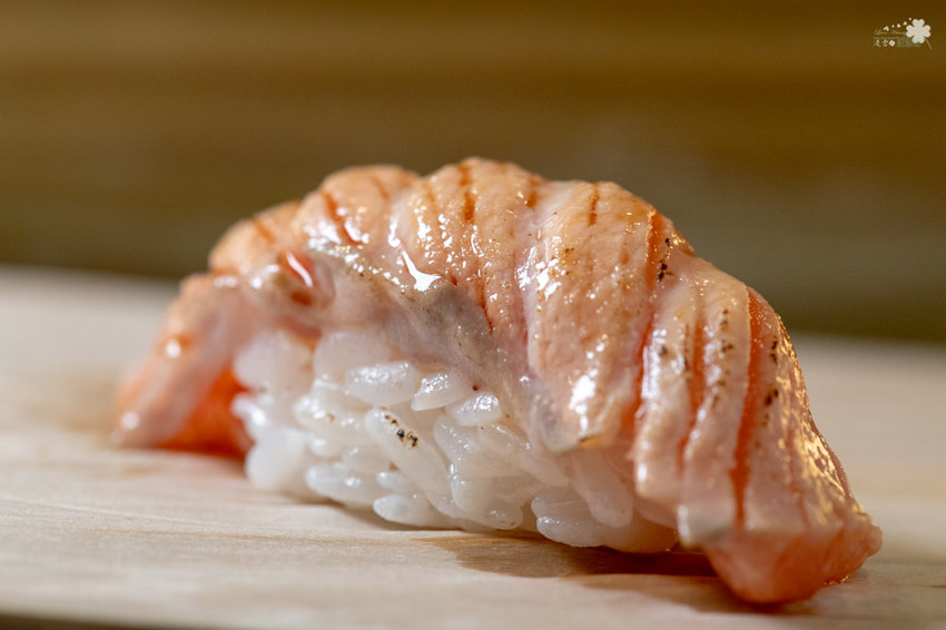 中壢美食推薦》坐著做。初陣壽司 - 高級的食材 平價的消費 隱身在影城內的日式料理 - 時空幻境 凌雲江海清