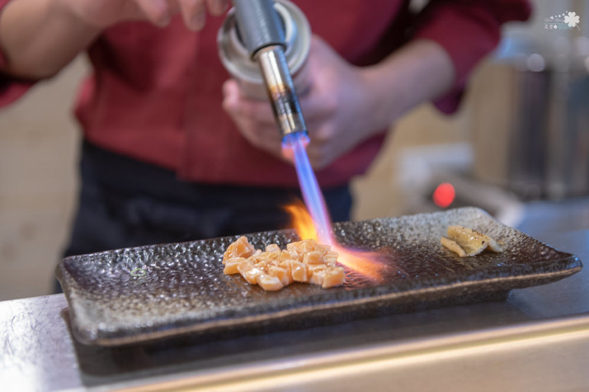 中壢美食推薦》坐著做。初陣壽司 - 高級的食材 平價的消費 隱身在影城內的日式料理 - 時空幻境 凌雲江海清