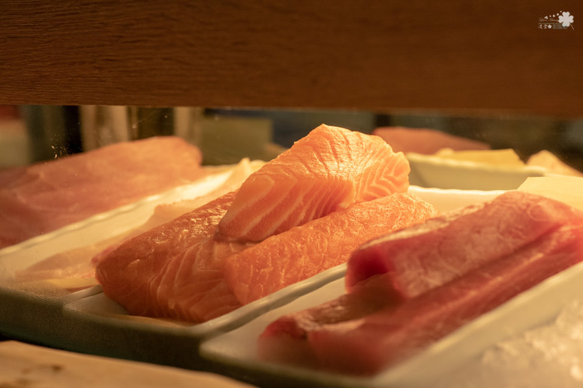 中壢美食推薦》坐著做。初陣壽司 - 高級的食材 平價的消費 隱身在影城內的日式料理 - 時空幻境 凌雲江海清