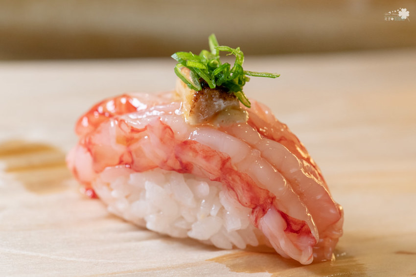 中壢美食推薦》坐著做。初陣壽司 - 高級的食材 平價的消費 隱身在影城內的日式料理 - 時空幻境 凌雲江海清