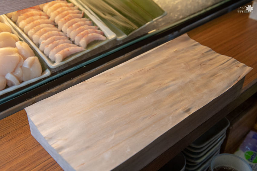 中壢美食推薦》坐著做。初陣壽司 - 高級的食材 平價的消費 隱身在影城內的日式料理 - 時空幻境 凌雲江海清