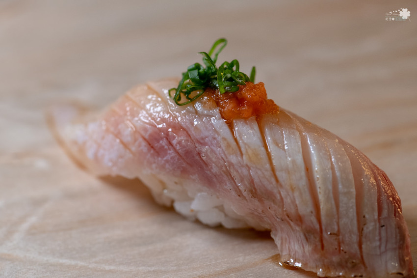 中壢美食推薦》坐著做。初陣壽司 - 高級的食材 平價的消費 隱身在影城內的日式料理 - 時空幻境 凌雲江海清