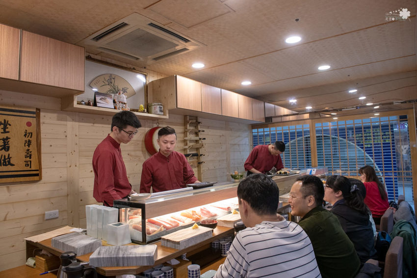 中壢美食推薦》坐著做。初陣壽司 - 高級的食材 平價的消費 隱身在影城內的日式料理 - 時空幻境 凌雲江海清