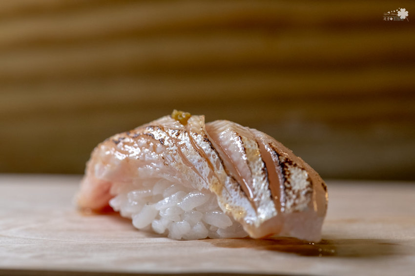 中壢美食推薦》坐著做。初陣壽司 - 高級的食材 平價的消費 隱身在影城內的日式料理 - 時空幻境 凌雲江海清