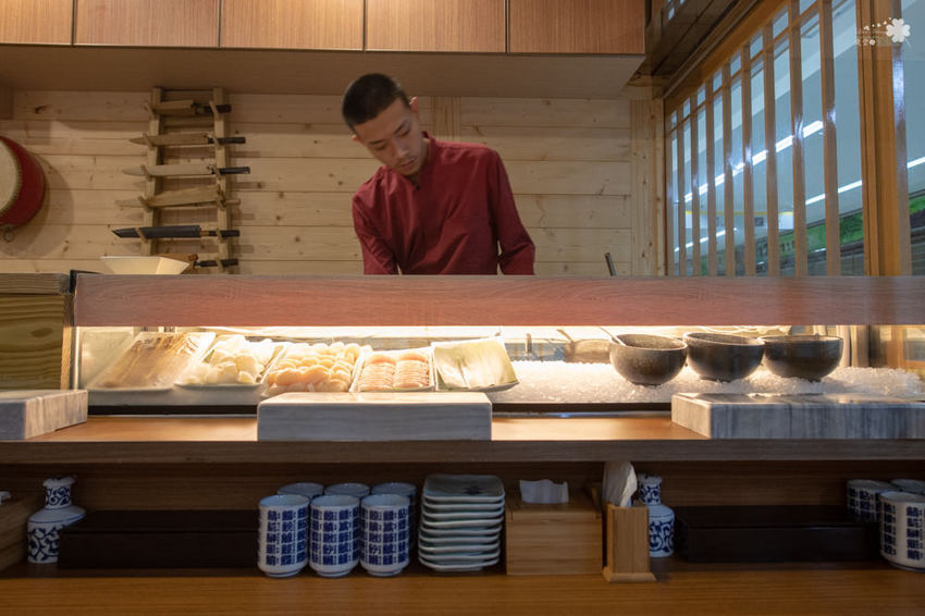 中壢美食推薦》坐著做。初陣壽司 - 高級的食材 平價的消費 隱身在影城內的日式料理 - 時空幻境 凌雲江海清