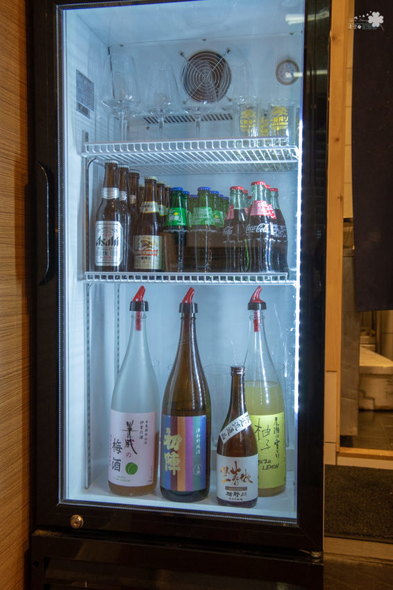 中壢美食推薦》坐著做。初陣壽司 - 高級的食材 平價的消費 隱身在影城內的日式料理 - 時空幻境 凌雲江海清