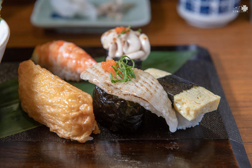 中壢美食推薦》坐著做。初陣壽司 - 高級的食材 平價的消費 隱身在影城內的日式料理 - 時空幻境 凌雲江海清