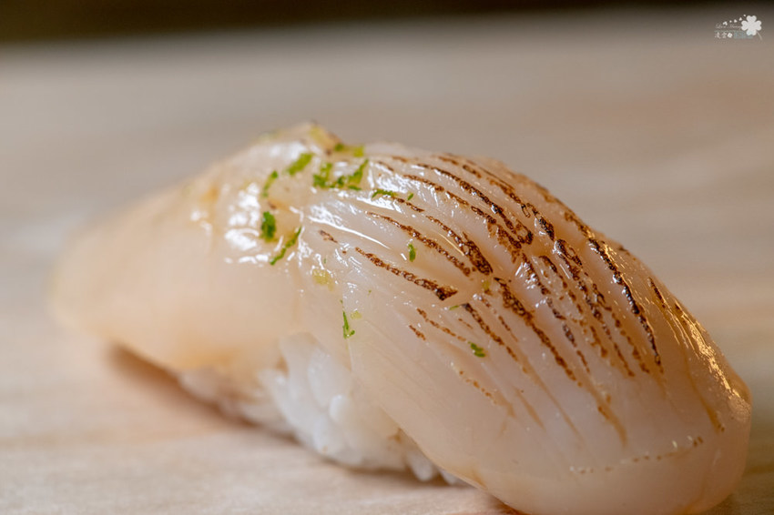 中壢美食推薦》坐著做。初陣壽司 - 高級的食材 平價的消費 隱身在影城內的日式料理 - 時空幻境 凌雲江海清