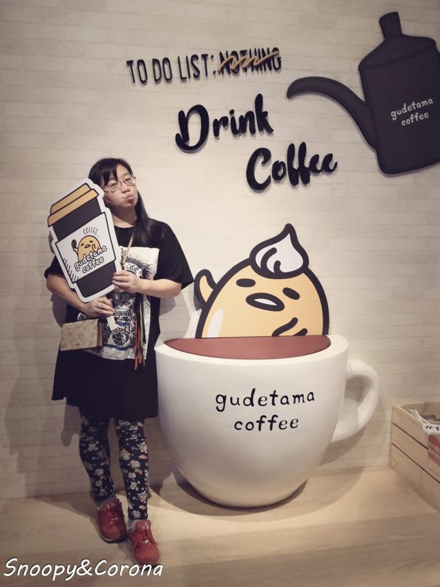 【吃喝.台北】蛋黃哥不想上班咖啡廳/三創生活園區期間限定店~充滿慵懶與厭世風格,不想上班就來這裡摸魚吧