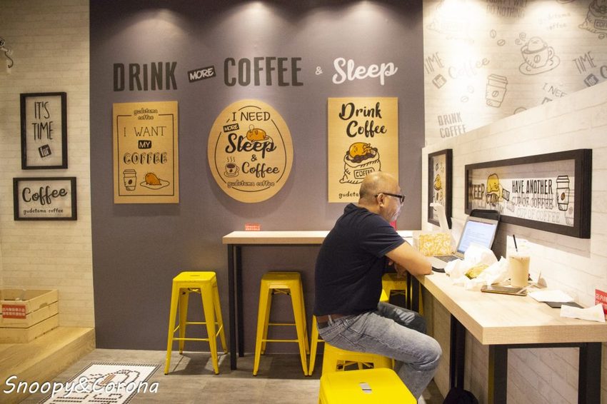 【吃喝.台北】蛋黃哥不想上班咖啡廳/三創生活園區期間限定店~充滿慵懶與厭世風格,不想上班就來這裡摸魚吧