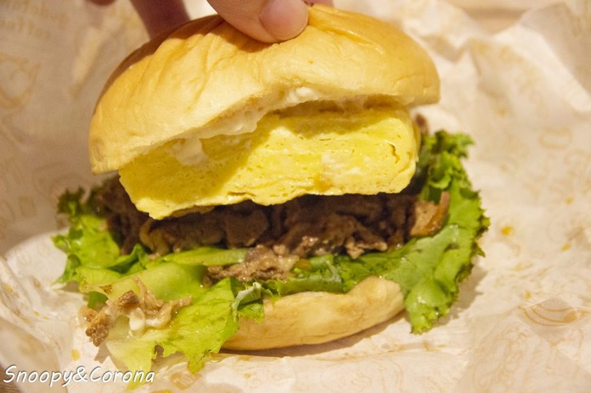 【吃喝.台北】蛋黃哥不想上班咖啡廳/三創生活園區期間限定店~充滿慵懶與厭世風格,不想上班就來這裡摸魚吧