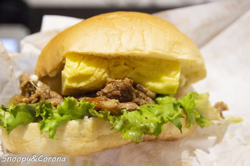 【吃喝.台北】蛋黃哥不想上班咖啡廳/三創生活園區期間限定店~充滿慵懶與厭世風格,不想上班就來這裡摸魚吧