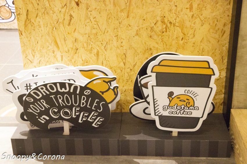 【吃喝.台北】蛋黃哥不想上班咖啡廳/三創生活園區期間限定店~充滿慵懶與厭世風格,不想上班就來這裡摸魚吧