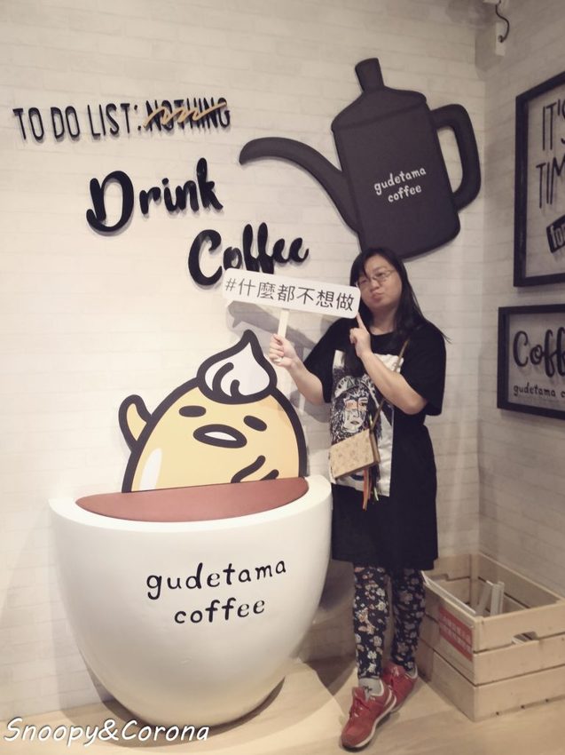 【吃喝.台北】蛋黃哥不想上班咖啡廳/三創生活園區期間限定店~充滿慵懶與厭世風格,不想上班就來這裡摸魚吧