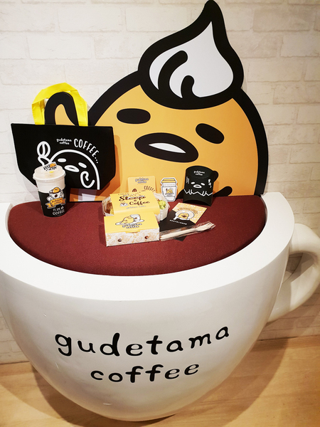 蛋黃哥不想上班咖啡廳：♪忠孝新生。蛋黃哥不想上班咖啡廳♬ 懶洋洋的蛋黃哥讓你擺脫上班的鬱悶