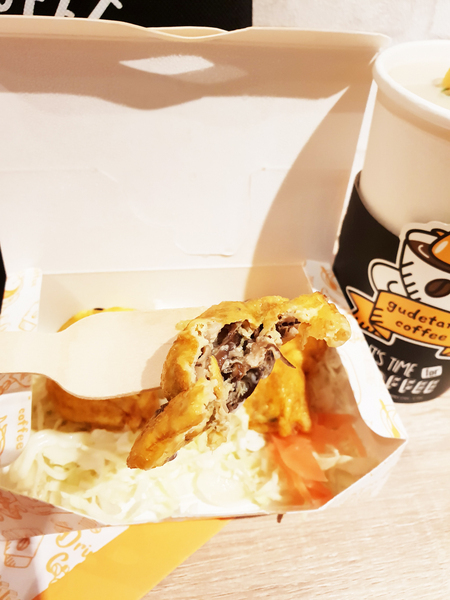 蛋黃哥不想上班咖啡廳：♪忠孝新生。蛋黃哥不想上班咖啡廳♬ 懶洋洋的蛋黃哥讓你擺脫上班的鬱悶