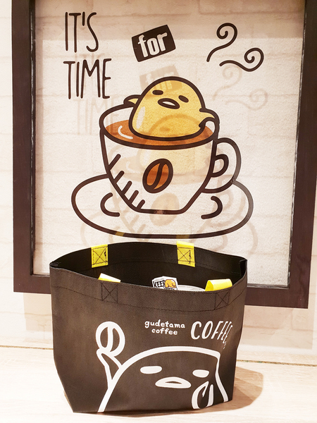 蛋黃哥不想上班咖啡廳：♪忠孝新生。蛋黃哥不想上班咖啡廳♬ 懶洋洋的蛋黃哥讓你擺脫上班的鬱悶