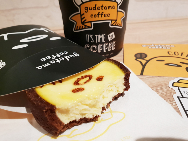 蛋黃哥不想上班咖啡廳：♪忠孝新生。蛋黃哥不想上班咖啡廳♬ 懶洋洋的蛋黃哥讓你擺脫上班的鬱悶