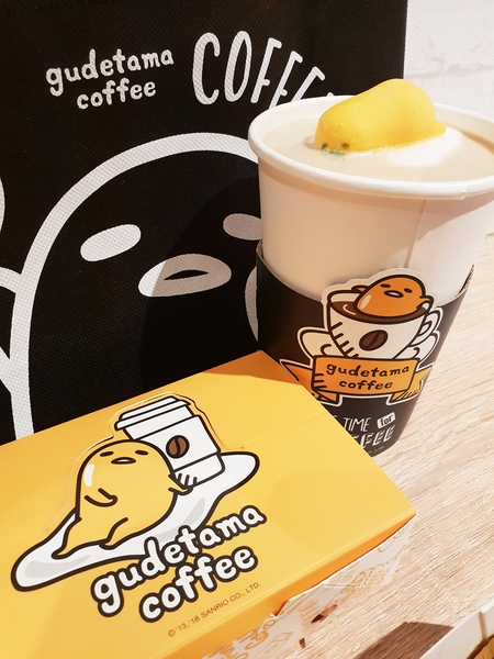 蛋黃哥不想上班咖啡廳：♪忠孝新生。蛋黃哥不想上班咖啡廳♬ 懶洋洋的蛋黃哥讓你擺脫上班的鬱悶