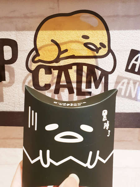 蛋黃哥不想上班咖啡廳：♪忠孝新生。蛋黃哥不想上班咖啡廳♬ 懶洋洋的蛋黃哥讓你擺脫上班的鬱悶