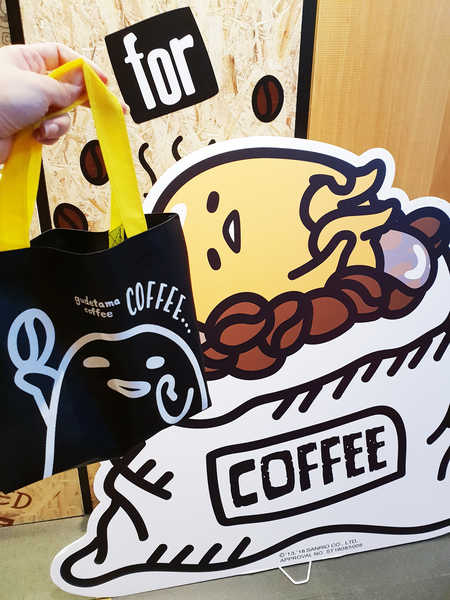 蛋黃哥不想上班咖啡廳：♪忠孝新生。蛋黃哥不想上班咖啡廳♬ 懶洋洋的蛋黃哥讓你擺脫上班的鬱悶