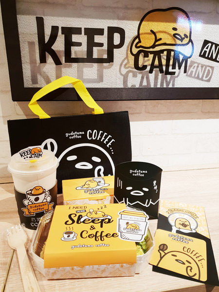 蛋黃哥不想上班咖啡廳：♪忠孝新生。蛋黃哥不想上班咖啡廳♬ 懶洋洋的蛋黃哥讓你擺脫上班的鬱悶