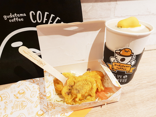 蛋黃哥不想上班咖啡廳：♪忠孝新生。蛋黃哥不想上班咖啡廳♬ 懶洋洋的蛋黃哥讓你擺脫上班的鬱悶