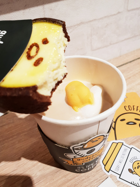 蛋黃哥不想上班咖啡廳：♪忠孝新生。蛋黃哥不想上班咖啡廳♬ 懶洋洋的蛋黃哥讓你擺脫上班的鬱悶