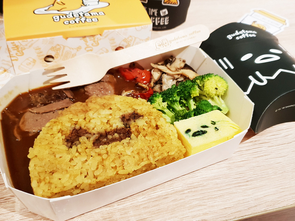 蛋黃哥不想上班咖啡廳：♪忠孝新生。蛋黃哥不想上班咖啡廳♬ 懶洋洋的蛋黃哥讓你擺脫上班的鬱悶