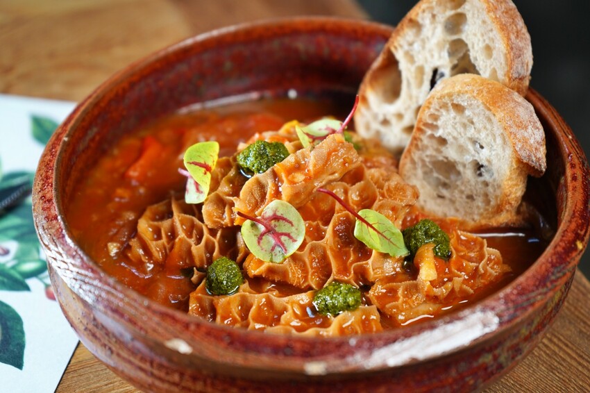 台中市西區擁有義法料理深厚底蘊,必點招牌海鮮燉飯、提拉米蘇,台中西區近勤美、審計新村與草悟道