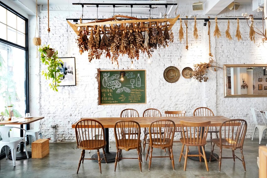 台中市西區擁有義法料理深厚底蘊,必點招牌海鮮燉飯、提拉米蘇,台中西區近勤美、審計新村與草悟道