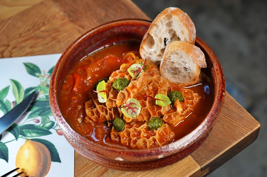 台中市西區擁有義法料理深厚底蘊,必點招牌海鮮燉飯、提拉米蘇,台中西區近勤美、審計新村與草悟道