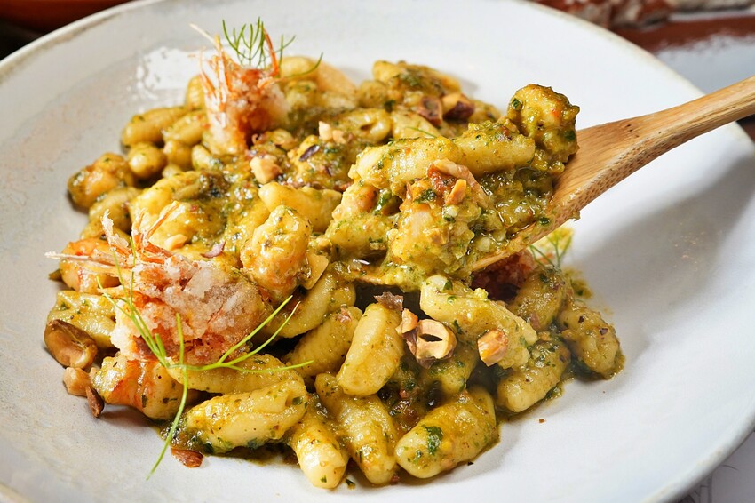 台中市西區擁有義法料理深厚底蘊,必點招牌海鮮燉飯、提拉米蘇,台中西區近勤美、審計新村與草悟道