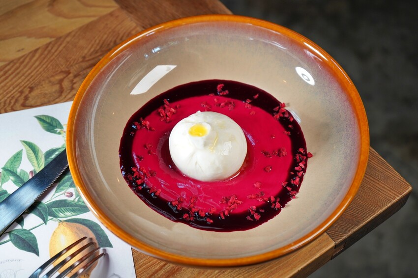 台中市西區擁有義法料理深厚底蘊,必點招牌海鮮燉飯、提拉米蘇,台中西區近勤美、審計新村與草悟道