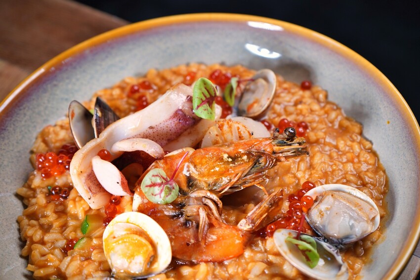台中市西區擁有義法料理深厚底蘊,必點招牌海鮮燉飯、提拉米蘇,台中西區近勤美、審計新村與草悟道