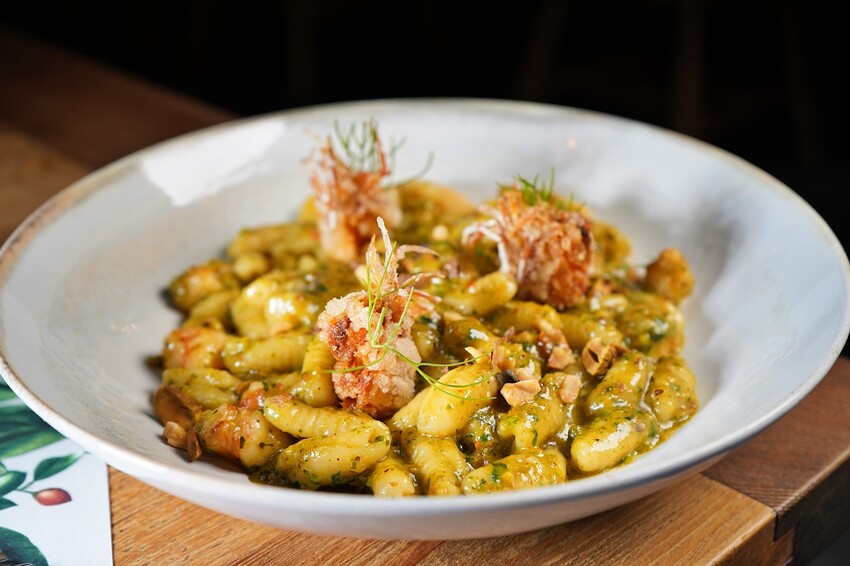 台中市西區擁有義法料理深厚底蘊,必點招牌海鮮燉飯、提拉米蘇,台中西區近勤美、審計新村與草悟道