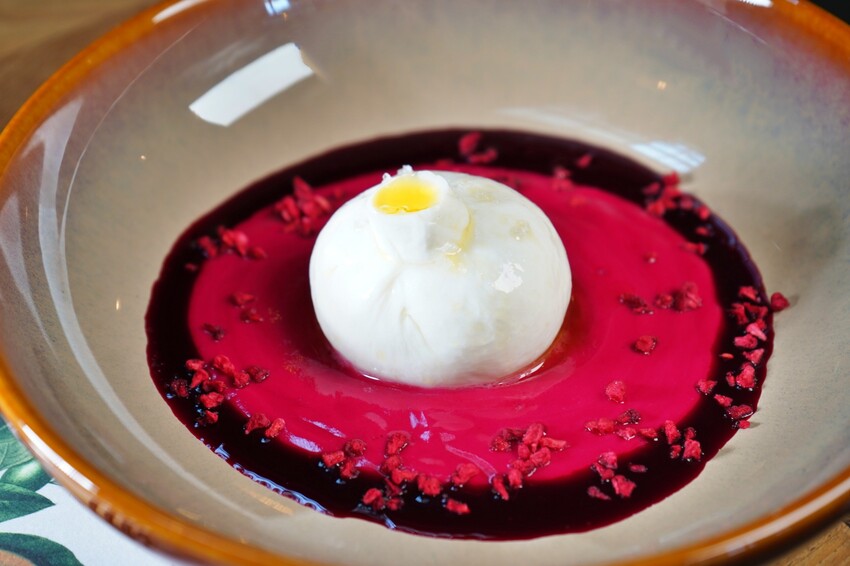 台中市西區擁有義法料理深厚底蘊,必點招牌海鮮燉飯、提拉米蘇,台中西區近勤美、審計新村與草悟道