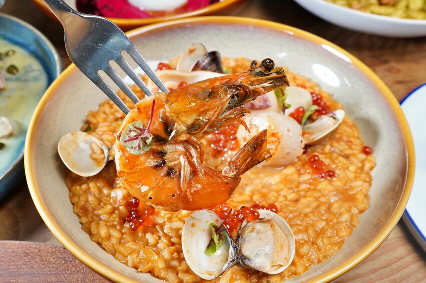 台中市西區擁有義法料理深厚底蘊,必點招牌海鮮燉飯、提拉米蘇,台中西區近勤美、審計新村與草悟道
