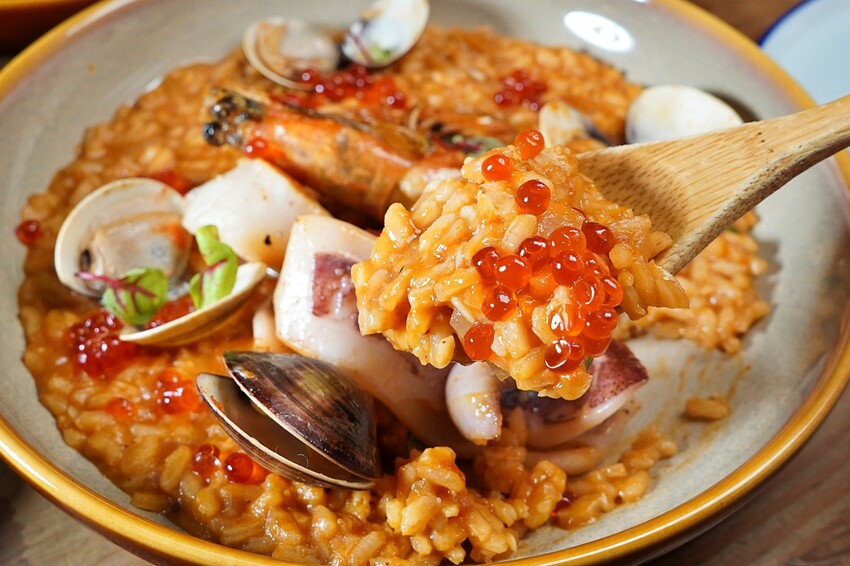 台中市西區擁有義法料理深厚底蘊,必點招牌海鮮燉飯、提拉米蘇,台中西區近勤美、審計新村與草悟道