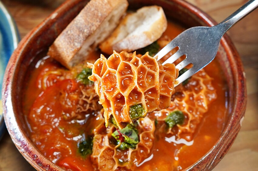 台中市西區擁有義法料理深厚底蘊,必點招牌海鮮燉飯、提拉米蘇,台中西區近勤美、審計新村與草悟道