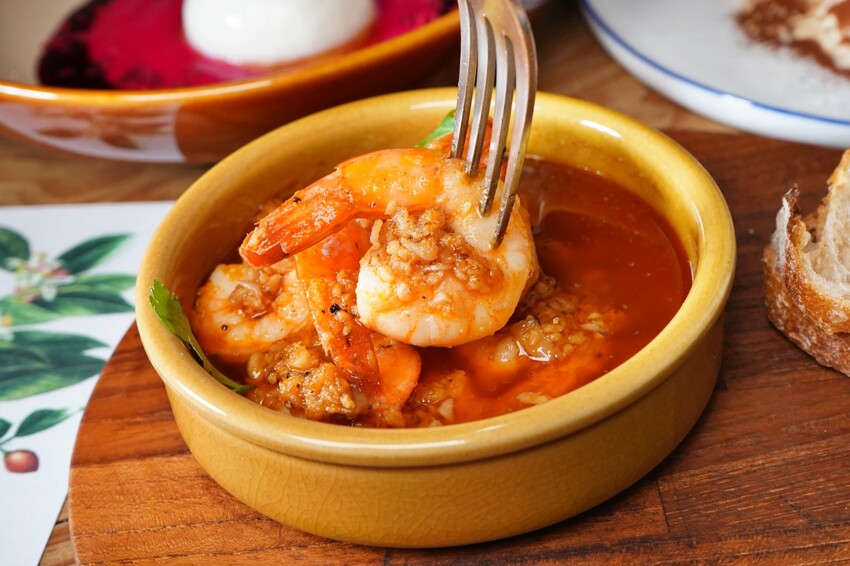 台中市西區擁有義法料理深厚底蘊,必點招牌海鮮燉飯、提拉米蘇,台中西區近勤美、審計新村與草悟道