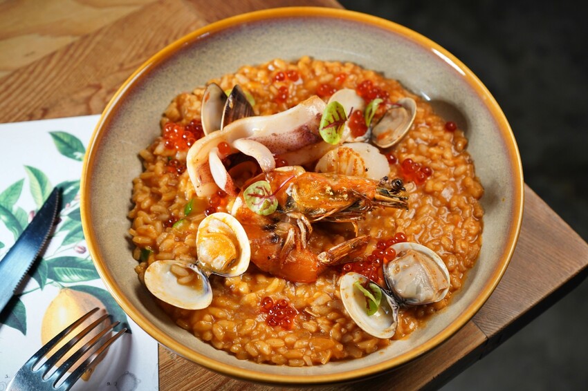 台中市西區擁有義法料理深厚底蘊,必點招牌海鮮燉飯、提拉米蘇,台中西區近勤美、審計新村與草悟道